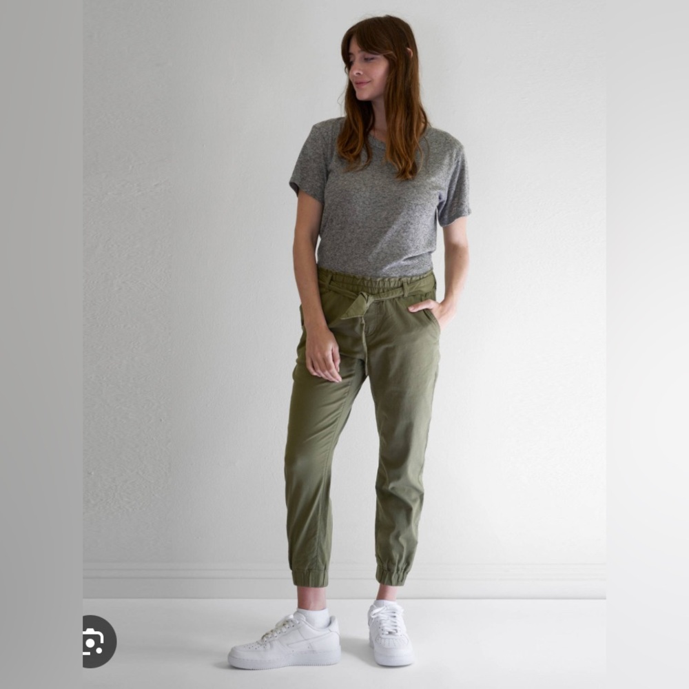 Levis cropped joggers